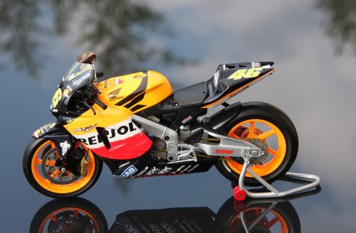 2003_Honda_Rossi_Minichamps12_small_996332a79.jpg